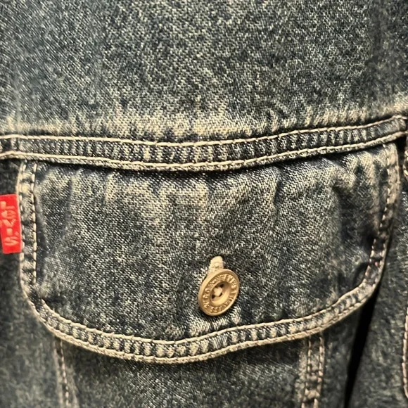 Levi’s Women’s red tag button down denim shirt size Large - Picture 15 of 16